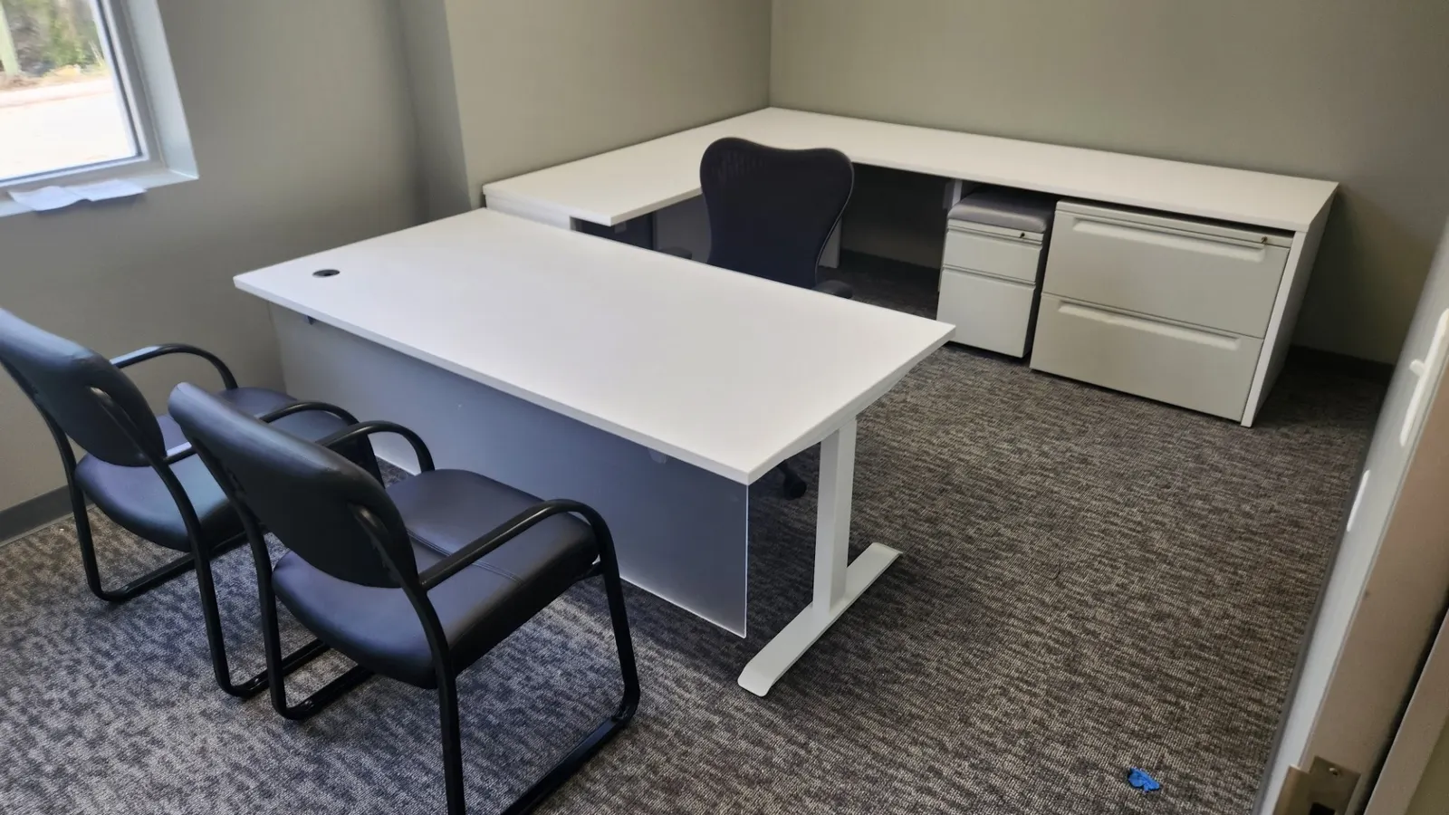 U-shaped workstation with height-adjustable desk return fitted to the office